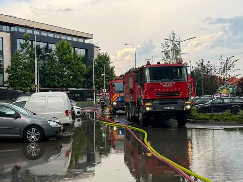 Efecte ale furtunilor în 45 localităţi din 18 judeţe / Se intervine în continuare în judeţele Constanţa, Maramureş, Sibiu şi Suceava / Situaţia în Capitală