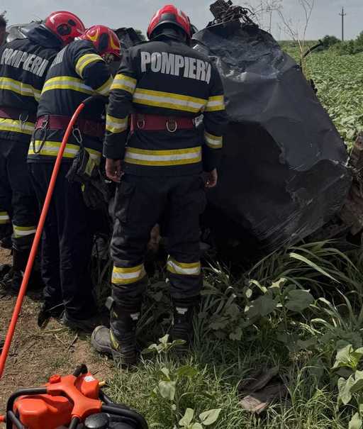 Două femei au murit, iar doi copii au fost răniţi după ce o maşină a fost lovită de tren în Ialomiţa / Starea unuia dintre cei doi copii, scos inconştient dintre fiarele contorsionate ale autoturismului, s-a agravat, fiind supus manevrelor de resuscitare
