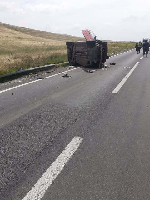 Mehedinţi: Copil de 11 ani, mort într-un accident rutier / Şoferul a rămas încarcerat în maşina care s-a răsturnat, iar băiatul a fost aruncat la marginea şoselei