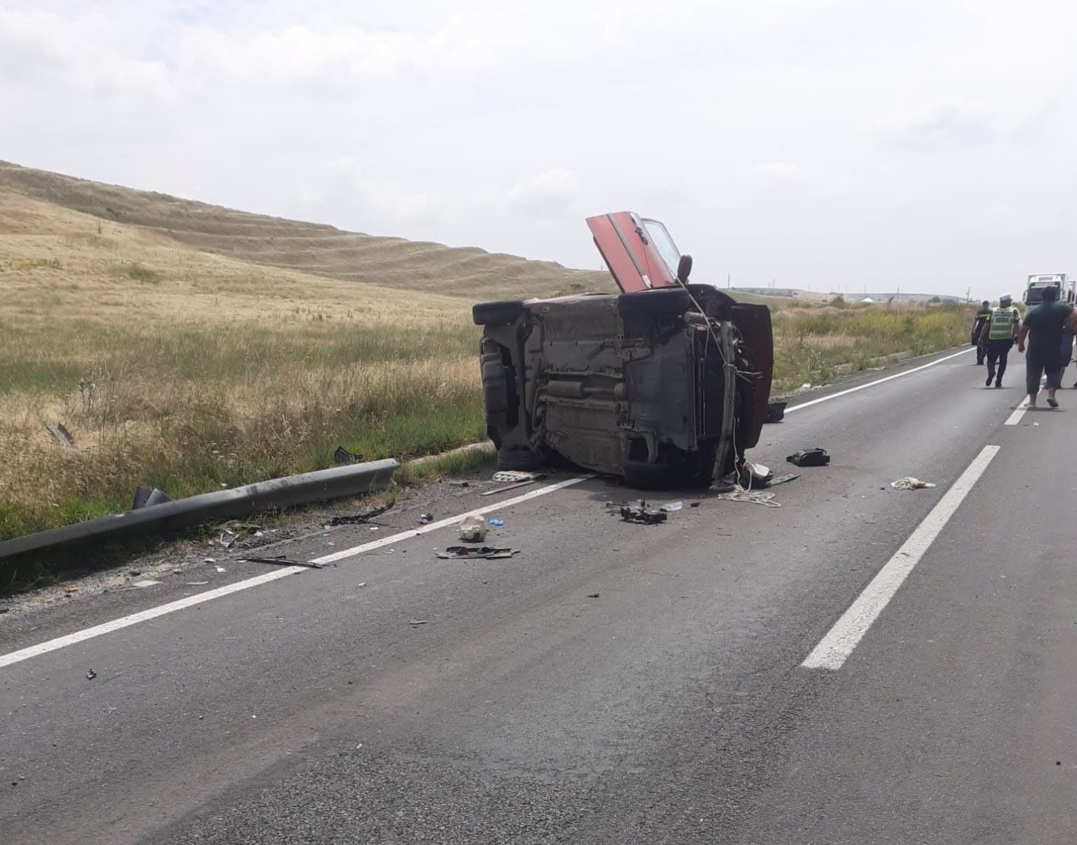Mehedinţi: Copil de 11 ani, mort într-un accident rutier / Şoferul a rămas încarcerat în maşina care s-a răsturnat, iar băiatul a fost aruncat la marginea şoselei