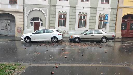 Sibiu: Bucăţi dintr-un horn deteriorat de ploaie au căzut pe trei maşini, dintre care una în mers/ Nu sunt persoane rănite