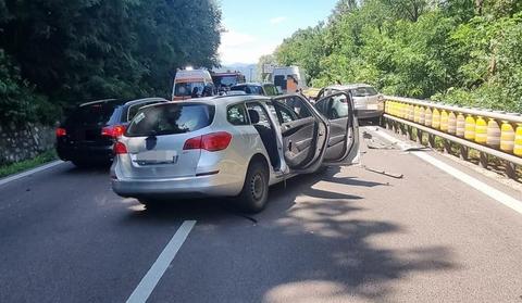 Patru răniţi, între care doi minori, într-un accident pe DN 7, în judeţul Vâlcea, după ce şoferul altei maşini a intrat 