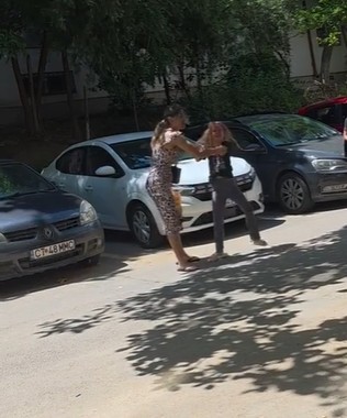 Constanţa: Anchetă a poliţiştilor după ce o femeie şi-a agresat fata pe stradă / Scenele au fost filmate şi au ajuns în online 

