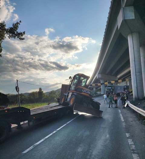 Trafic rutier oprit pe DN76,  în judeţul Hunedoara - Un autotren care transporta un buldoexcavator a lovit limitatorul de înălţime de la un pasaj - FOTO