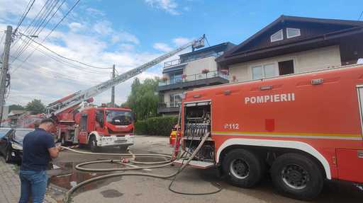 Incendiu la mansarda unui bloc din Focşani/ Zece locatari au ieşit singuri din clădire FOTO