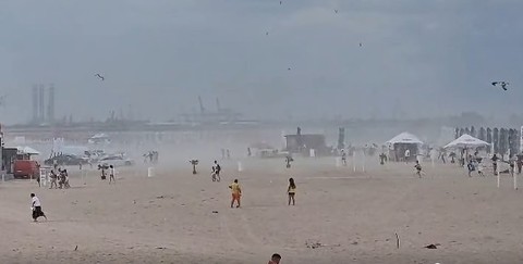 Furtună de nisip pe plajele din Eforie – Salvamarii anunţă că vântul a suflat cu putere dinspre mare şi poate crea situaţii periculoase - VIDEO

