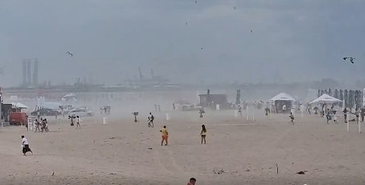 Furtună de nisip pe plajele din Eforie – Salvamarii anunţă că vântul a suflat cu putere dinspre mare şi poate crea situaţii periculoase - VIDEO