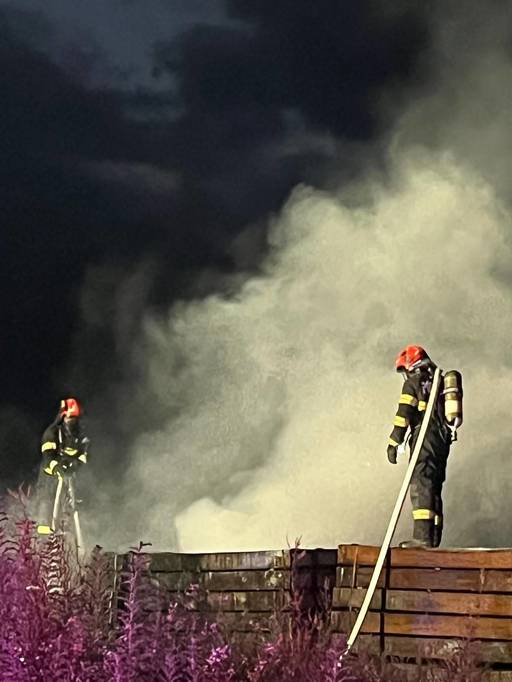 Incendiu la traverse de cale ferată stivuite, în Târgu Mureş / Intervin pompierii