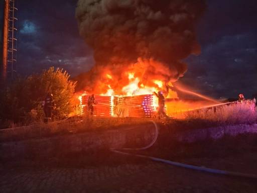 Incendiu la traverse de cale ferată stivuite, în Târgu Mureş / Intervin pompierii