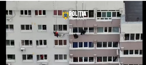 O femeie de 56 de ani care ameninţa că se sinucide, salvată dintr-o clădire din Bucureşti / Echipele de intervenţie au pătruns în apartament prin spargerea uşii şi pe fereastră / Femeia a fost dusă la spitalul de psihiatrie  - FOTO
