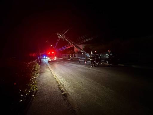 Bărbat grav rănit, după ce a intrat cu maşina într-un stâlp din Fălticeni / A fost nevoie de echipajele de descarcerare – FOTO