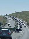 Accident pe Autostrada Soarelui, pe sensul către litoral – Au fost implicate trei maşini, cu 9 persoane / O fată de 5 ani şi un băiat de 16, răniţi / Coloană de 7 kilometri