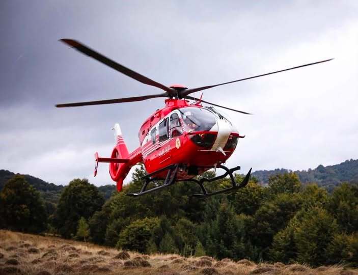 UPDATE - Patru alpinişti s-au prăbuşit aproximativ 10 metri, în zona Valea Albişoarei, din Buşteni / O persoană a decedat, trei fiind transportate la spitale din Bucureşti şi Braşov / Dosar penal 