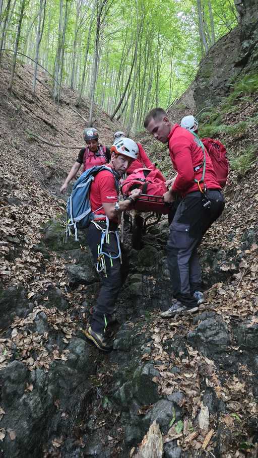 Sibiu: Salvamontiştii intervin în zona Cisnădioara, pentru a recupera un tânăr implicat într-un accident cu o motocicletă de enduro