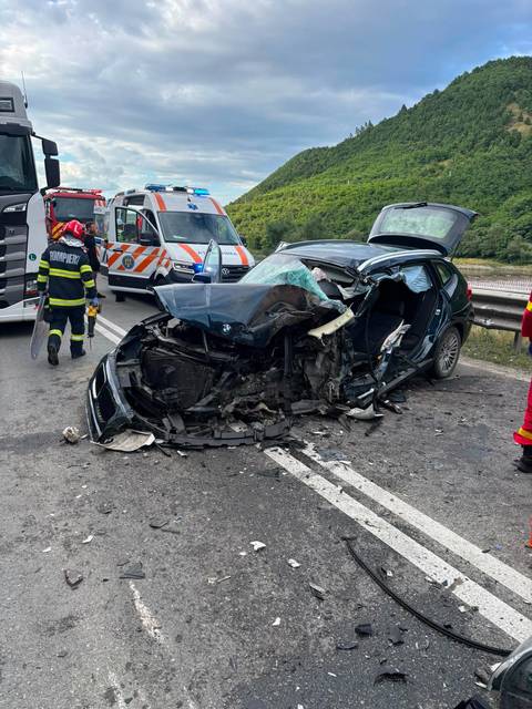 UPDATE - Sibiu: Un bărbat, rănit după ce un autoturism s-a ciocnit de un TIR, pe DN 7/ Traficul se desfăşoară alternativ