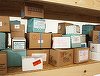 Curier acuzat că şi-a însuşit bunurile din coletele pe care trebuia să le livreze unor clienţi/ Bărbatul a avut doi complici, unul dintre aceştia fiind suspectat de proxenetism/ Percheziţii în Bucureşti şi Ialomiţa - VIDEO