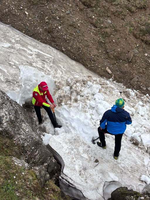 Salvamont Braşov anunţă că mare parte din zăpada de pe Valea Ţigăneşti, unde un tânăr de 18 ani a dispărut anul trecut, s-a topit. Verificarea zonei nu a dus la indicii pentru găsirea acestuia/ Apel la turişti