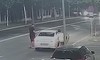 Bucureşti: Şofer de ride sharing, anchetat după ce a bătut un client, pe motiv că i-a crăpat parbrizul cu telefonul mobil. El a lovit victima cu pumnul, acesta căzând cu capul de trotuar şi având nevoie de zeci de zile de îngrijiri medicale – VIDEO