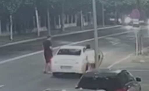 Bucureşti: Şofer de ride sharing, anchetat după ce a bătut un client, pe motiv că i-a crăpat parbrizul cu telefonul mobil. El a lovit victima cu pumnul, acesta căzând cu capul de trotuar şi având nevoie de zeci de zile de îngrijiri medicale – VIDEO