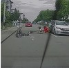 Dolj: Anchetă a poliţiştilor, după ce doi tineri cad de pe trotinetă şi unul dintre ei ajunge sub o maşină aflată în mers / Şoferul reuşeşte să frâneze la timp şi nimeni nu este rănit / Imaginile au apărut în mediul online – VIDEO