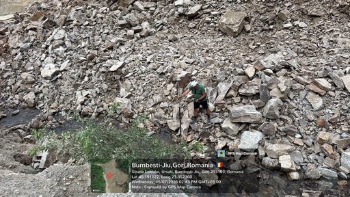 Gorj: Firmă amendată cu 80.000 de lei după ce a făcut lucrări prin împuşcare la un versant situat pe malul unui pârâu, iar o cantitate mare de rocă a căzut în apă, obturând scurgerea naturală a pârâului - FOTO
