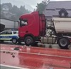 UPDATE - Prahova: Un autotren a acroşat o autospecială a Poliţiei. Şoferul s-a baricadat în cabină, refuzând să coboare/ Traficul pe DN 1, blocat/ Şoferul, scos de poliţişti şi forţele speciale - VIDEO