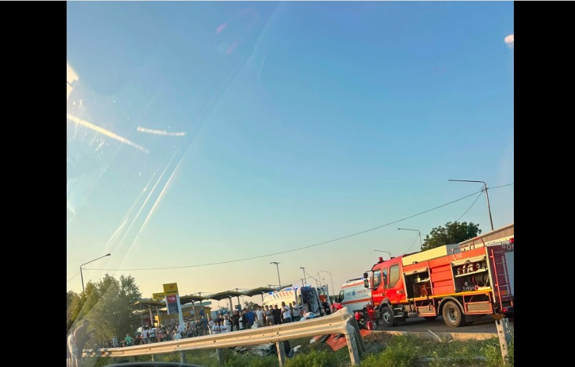 Accident pe A 2 - O persoană a murit și alte trei au fost rănite după ce două mașini s-au ciocnit, una răsturnându-se. Coloană de autovehicule de 3 km în zonă - FOTO