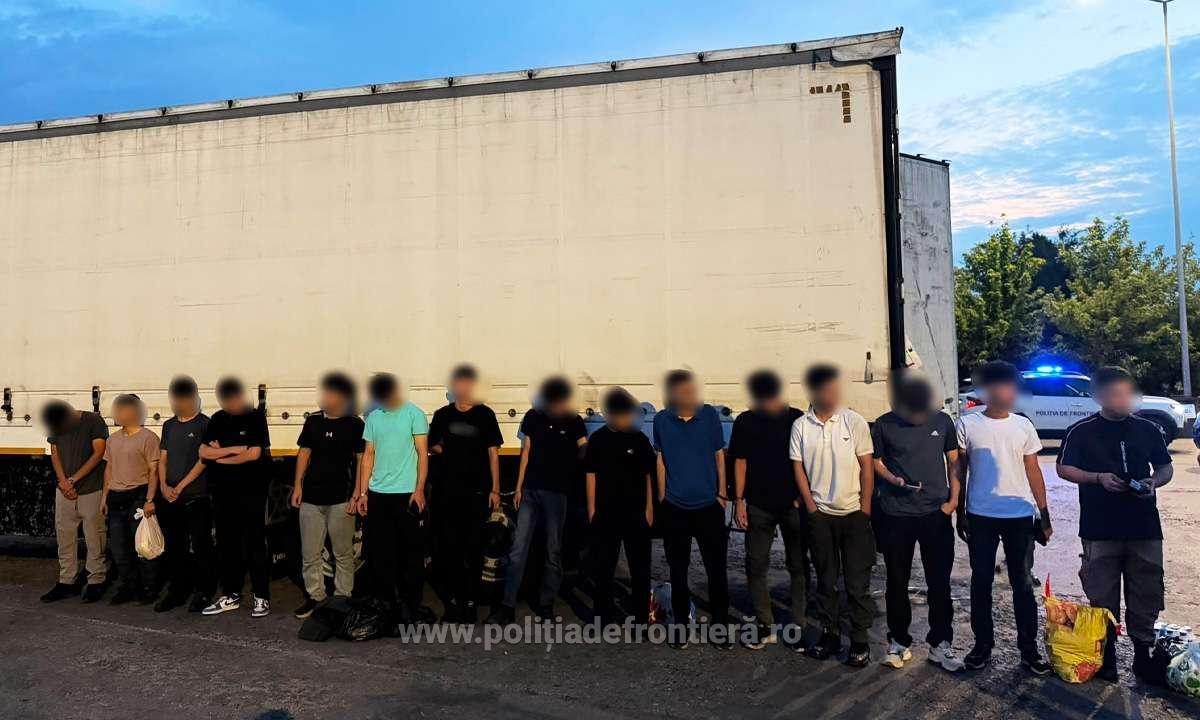 Un șofer turc care transporta ilegal 15 migranți din Irak și Iran a fost arestat preventiv de justiția din România. Camionul acestuia se îndrepta către Belgia - FOTO