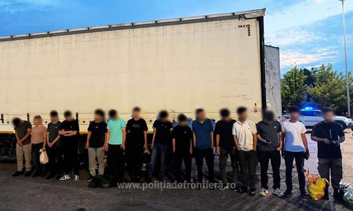 Un şofer turc care transporta ilegal 15 migranţi din Irak şi Iran a fost arestat preventiv de justiţia din România. Camionul acestuia se îndrepta către Belgia - FOTO