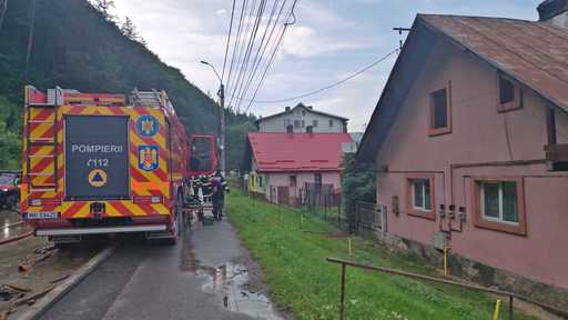 Prahova: Pompierii au intervenit pentru scoaterea apei din zece gospodării din Buşteni/ Ei au folosit o motopompă pentru evacuarea apei din albia pârâului Valea Jepilor Mici, întrucât exista riscul să se reverse