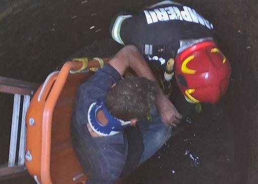 Bărbat salvat de pompierii bihoreni dintr-o fântână adâncă de cinci metri, aflată pe marginea unui drum - FOTO