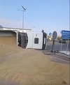 Trafic îngreunat pe Centura Bucureşti – Un camion cu cereale s-a răsturnat – VIDEO