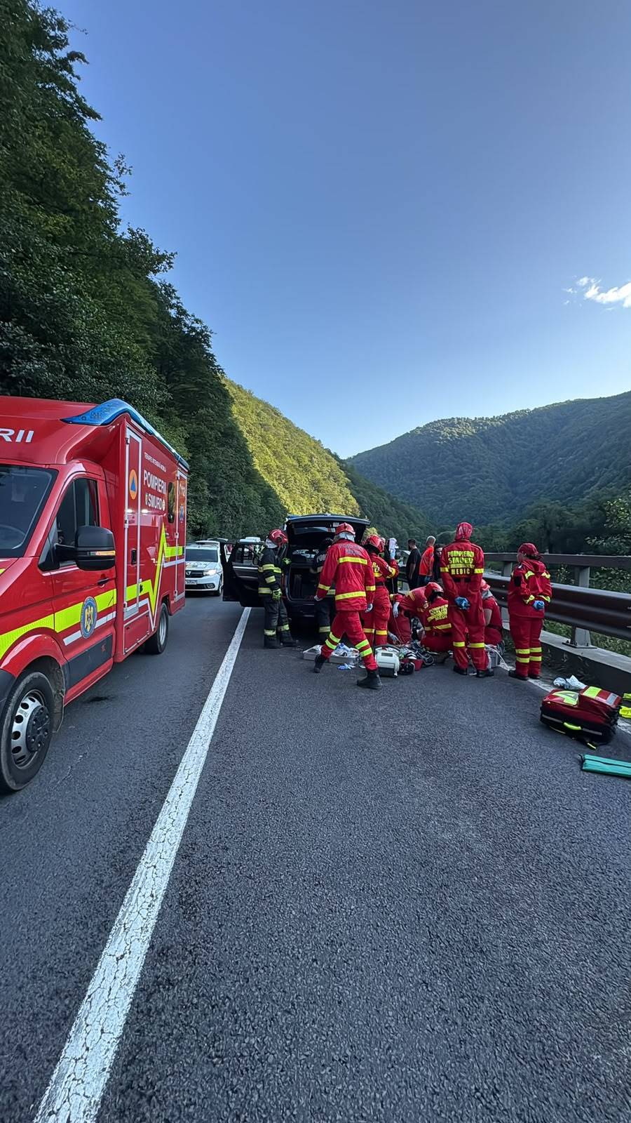 Sibiu - Un bolovan a căzut pe un autoturism, pe DN7, între Boița și Lazaret. Un bărbat a fost scos inconștient din vehicul - FOTO