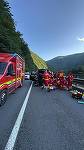 UPDATE - Sibiu - Un bolovan a căzut pe un autoturism, pe DN7, între Boiţa şi Lazaret. Un bărbat a fost scos inconştient din vehicul. El nu a răspuns manevrelor de resuscitare, fiind declarat decesul acestuia - FOTO