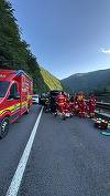 UPDATE - Sibiu - Un bolovan a căzut pe un autoturism, pe DN7, între Boiţa şi Lazaret. Un bărbat a fost scos inconştient din vehicul. El nu a răspuns manevrelor de resuscitare, fiind declarat decesul acestuia / Precizările CNAIR - FOTO