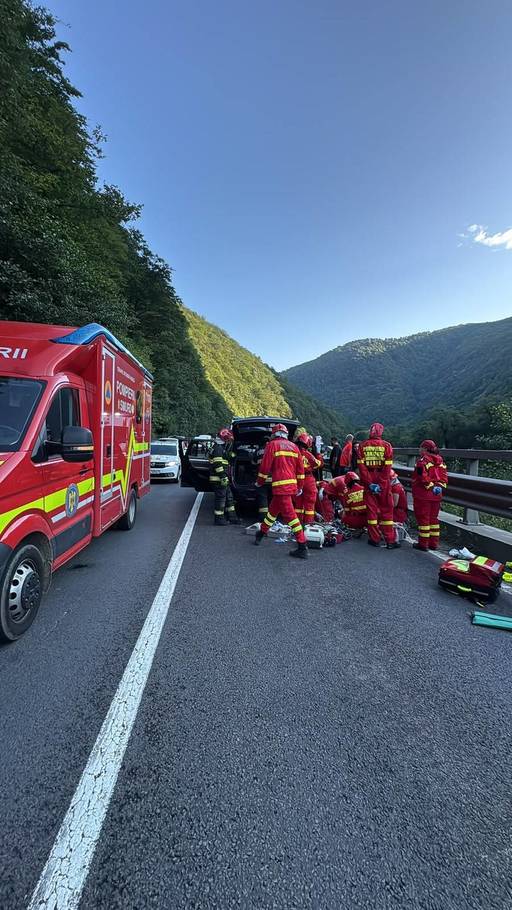 UPDATE - Sibiu - Un bolovan a căzut pe un autoturism, pe DN7, între Boiţa şi Lazaret. Un bărbat a fost scos inconştient din vehicul. El nu a răspuns manevrelor de resuscitare, fiind declarat decesul acestuia - FOTO