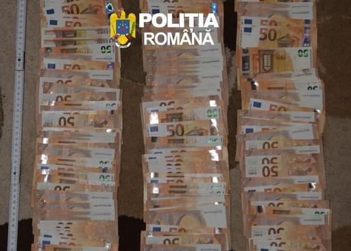 Percheziţii în Vâlcea şi Timiş, într-un caz de spălare a banilor/ Trei bărbaţi sunt acuzaţi că au transferat prin conturi bancare deschise în România şi Germania 1,5 milioane de lei, bani proveniţi din înşelăciuni comise în străinătate