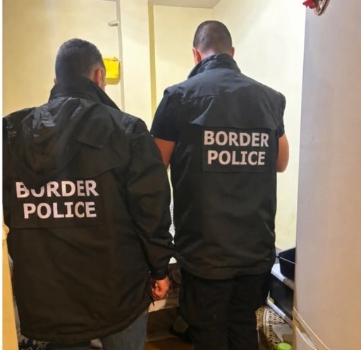 Reţea care transporta migranţi din Grecia către Italia, prin Bulgaria şi România, destructurată / Gruparea folosea maşini închiriate, furate sau înmatriculate pe numele unor terţi / 7 arestaţi