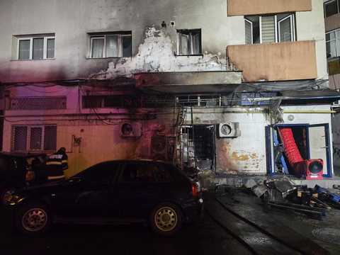 Incendiu izbucnit la o ghenă de gunoi din Cluj-Napoca, extins la două maşini şi la faţada unui bloc/ Un supermarket din apropiere şi şase apartamente, inundate cu fum/ 60 de persoane s-au evacuat din bloc