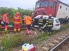 Iaşi: Două persoane au murit după ce maşina în care se aflau a fost lovită de tren / Autoturismul a fost împins aproximativ 150 de metri de locomotivă / În garnitura care circula către Timişoara se aflau 350 de călători - FOTO