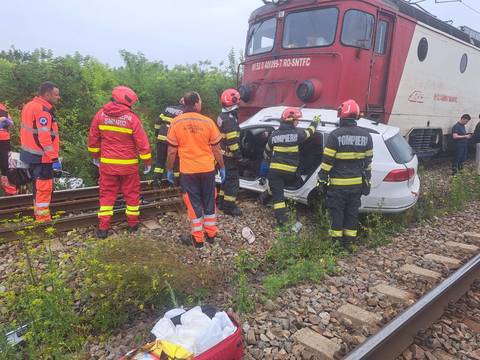 Iaşi: Două persoane au murit după ce maşina în care se aflau a fost lovită de tren / Autoturismul a fost împins aproximativ 150 de metri de locomotivă / În garnitura care circula către Timişoara se aflau 350 de călători - FOTO