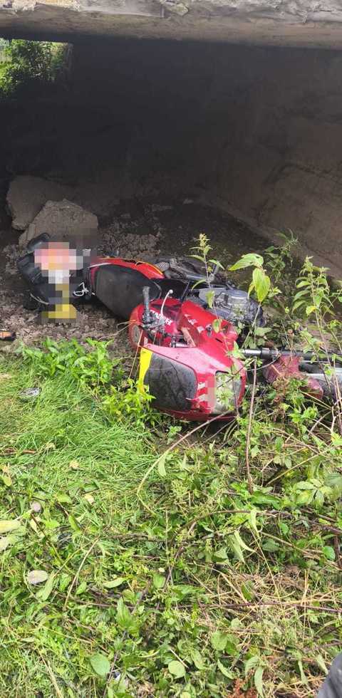 Neamţ: Pompierii, alertaţi că o persoană se află inconştientă sub un pod / Victima, un bărbat de 46 de ani, se afla sub un scuter