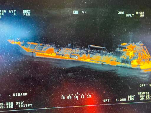 Nava din Marea Neagră afectată de incendiu, survolată din nou – A fost constatată o scădere a temperaturii în zonă, dar încă nu se permite accesul la bord / Nu există indicii privind existenţa unui risc pentru populaţie sau a unui pericol de poluare