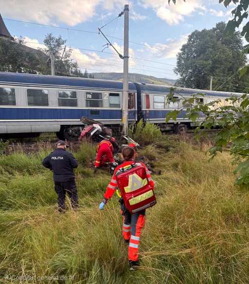 UPDATE - Suceava: Un excavator a fost surprins de trenul accelerat care circula pe ruta Iaşi-Timişoara / Accidentul, în zona unor lucrări la calea ferată / Şoferul utilajului a murit