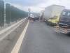 Accident pe autostradă în judeţul Timiş – Sunt implicate două autoturisme, un autocamion şi o autoplatformă care transportă trei autoturisme / O femeie a rămas blocată într-un autoturism – FOTO