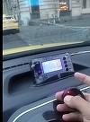 Taximetrist depistat în Bucureşti în timp ce folosea un dispozitiv de tip ”maimuţă” pentru umflarea tarifului – A fost amendat şi se va cere suspendarea autorizaţiei – VIDEO