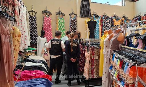 Poliţia de Frontieră: Percheziţii în Bucureşti şi patru judeţe într-un dosar penal legat introducerea în ţară şi vânzarea unor produse contrafăcute / Au fost găsite aproape 1600 de articole vestimentare şi parfumuri posibil contrafăcute, dar şi arme  
