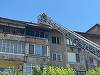 Incendiu într-un apartament de la etajul patru al unui bloc din Lupeni/ Locatari evacuaţi/ Proprietara locuinţei unde a izbucnit incendiul s-a intoxicat cu fum şi a suferit un atac de panică/ Cauza probabilă, un scurtcircuit electric - FOTO
