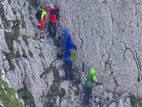 Patru turişti blocaţi pe un traseu periculos de stâncă din Piatra Craiului, coborâţi de salvamontiştii din Zărneşti după o intervenţie extrem de dificilă de şapte ore/ Turiştii nu aveau echipament adecvat: Misiunea putea avea un deznodământ tragic - FOTO