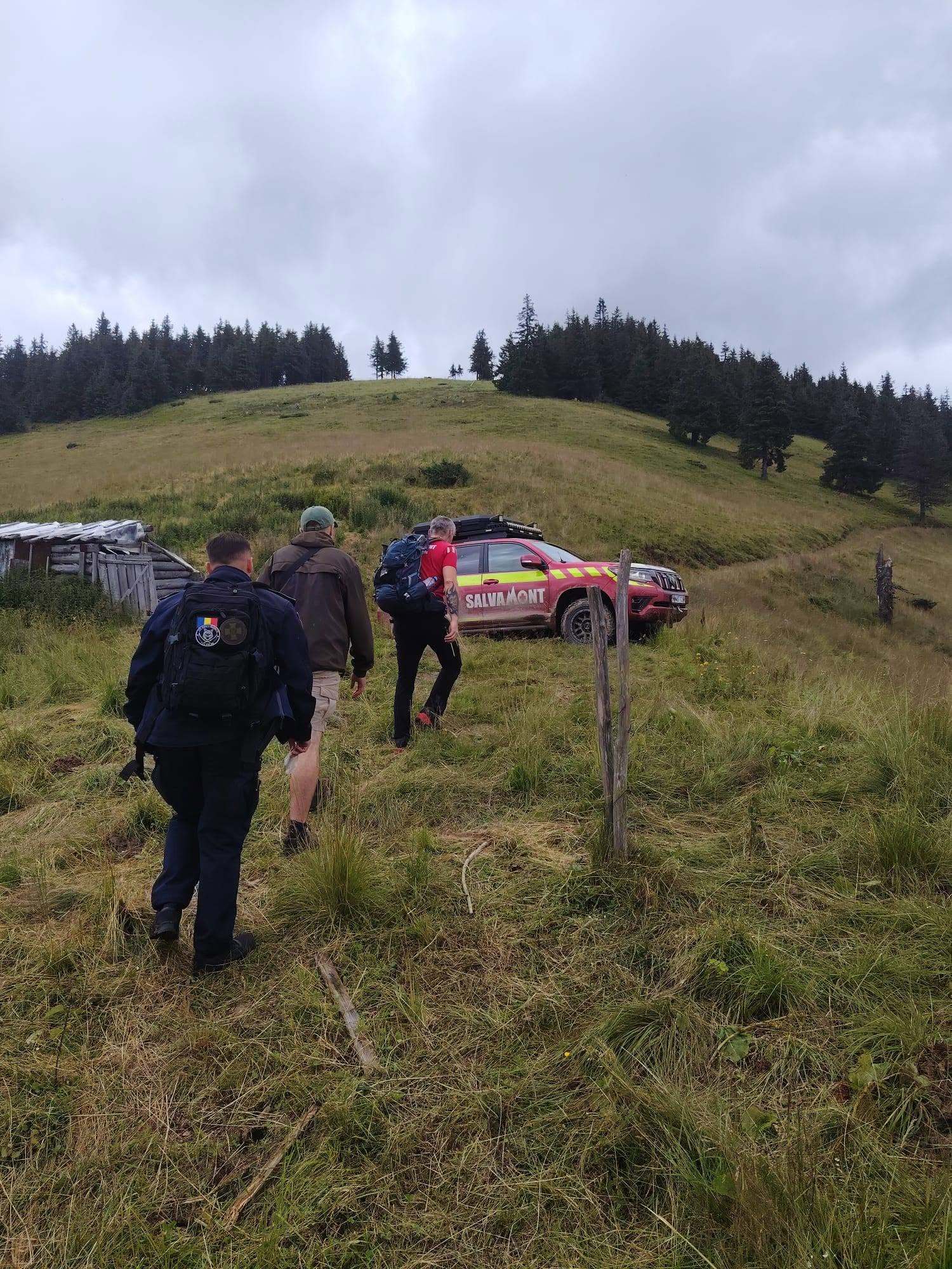 Început de weekend extrem de intens pentru echipa Salvamont Maramureș. Au fost salvați patru ucraineni rătăciți în munte, un cioban cu durri abdominale puternice și un tânăr rănit după o coborâre în rapel pe cascadă - FOTO